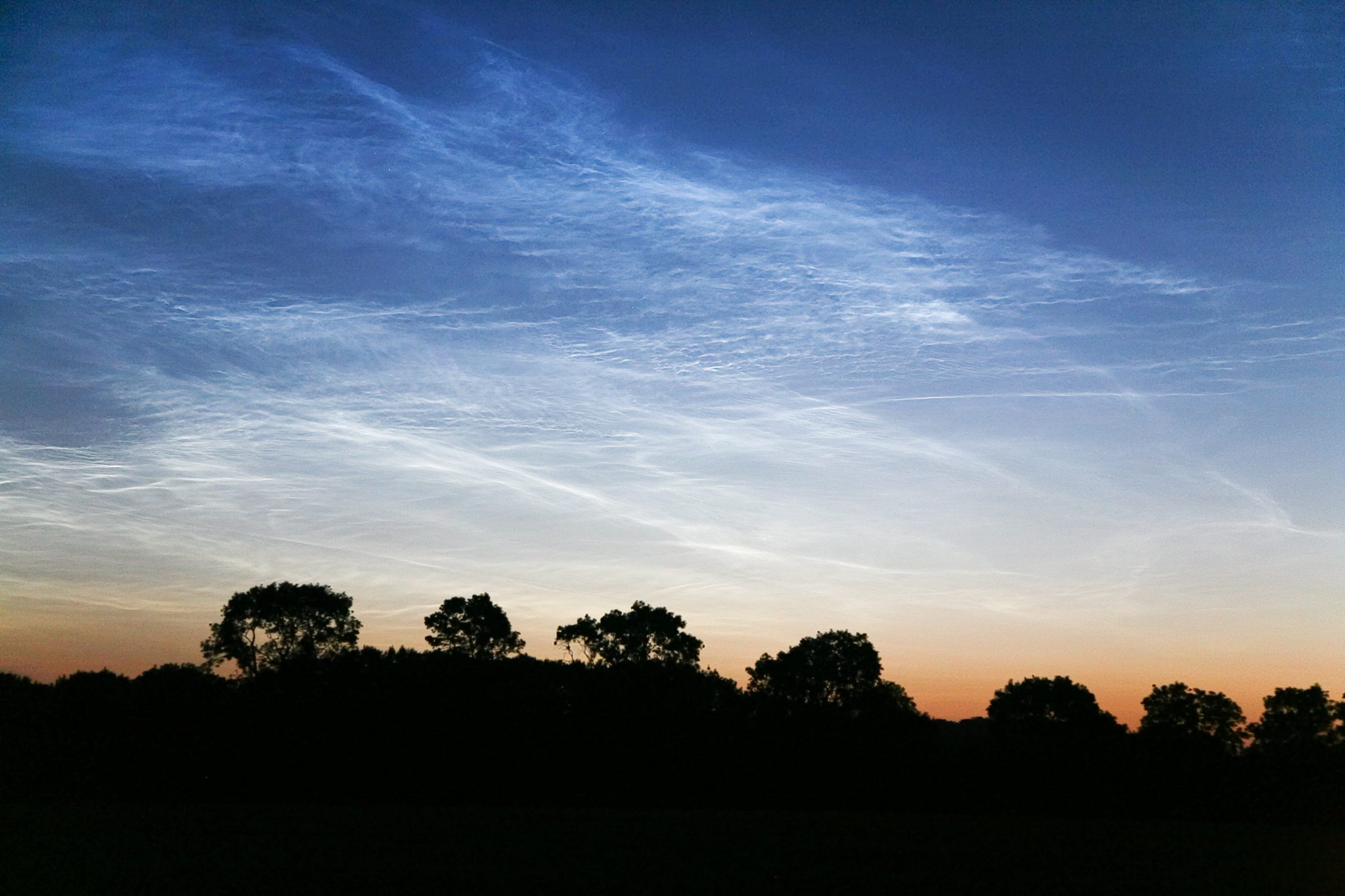 photographs-of-noctilucent-clouds-appearing-in-the-night-sky-over